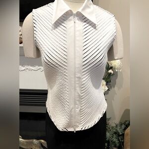 Beautiful detailed stretch cotton sleeveless blouse size Medium NWT